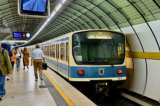 B-Wagen 514 als U4 im U-Bahnhof Odeonsplatz