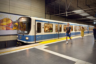 B-Wagen 515 als U3 im U-Bahnhof Universität