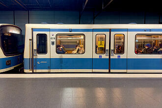 B-Wagen 518 als U3 im U-Bahnhof Goetheplatz