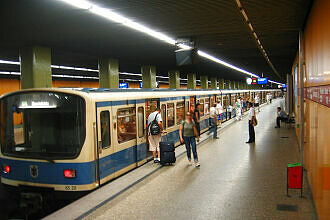 B-Wagen 520 als U1 im U-Bahnhof Kolumbusplatz