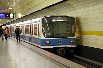 B-Wagen 520 als U4 im U-Bahnhof Karlsplatz (Stachus)