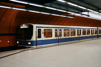 B-Wagen 523 als U6 im U-Bahnhof Marienplatz