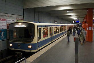 B-Wagen 526 als U6 im U-Bahnhof Giselastraße