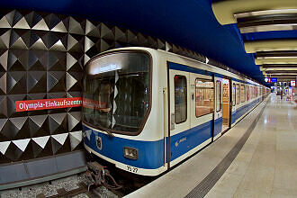 B-Wagen 527 als U3 im U-Bahnhof Olympia-Einkaufszentrum