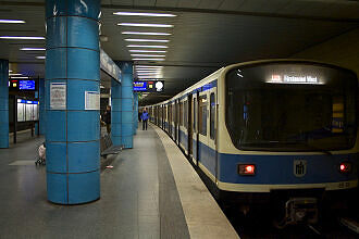 B-Wagen 528 als U3 im U-Bahnhof Sendlinger Tor