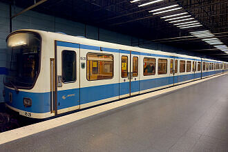 B-Wagen 529 als U6 im U-Bahnhof Goetheplatz