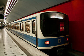 B-Wagen 530 als U2 im U-Bahnhof Trudering