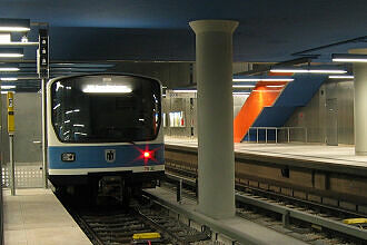 B-Wagen 532 als U1 im U-Bahnhof Olympia-Einkaufszentrum