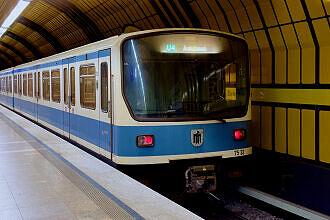 B-Wagen 532 als U4 im U-Bahnhof Theresienwiese