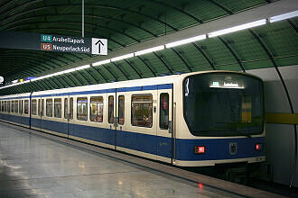 B-Wagen 535 als U4 im U-Bahnhof Odeonsplatz