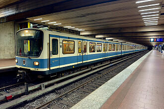 B-Wagen 535 als U6 im U-Bahnhof Implerstrße