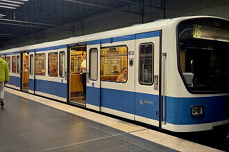 B-Wagen 555 als U6 im U-Bahnhof Odeonsplatz