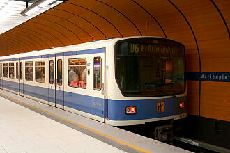 B-Wagen 558 als U6 im U-Bahnhof Marienplatz