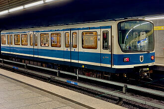 B-Wagen 560 als U4 im U-Bahnhof Richard-Strauss-Straße