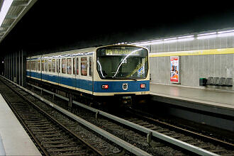 B-Wagen 562 als U4 im U-Bahnhof Richard-Strauss-Straße