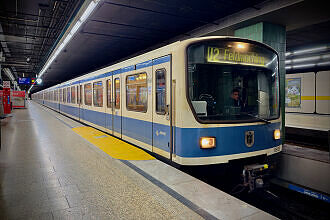 B-Wagen 563 als U6 im U-Bahnhof Innsbrucker Ring