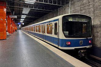 B-Wagen 564 als U6 im U-Bahnhof Giselastraße