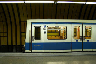 B-Wagen 565 im U-Bahnhof Theresienwiese – mit Garchinger Stadtwappen + Münchner Kindl
