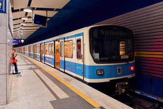 B-Wagen 565 als U4 im U-Bahnhof Arabellapark