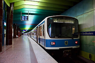 B-Wagen 569 als U6 im U-Bahnhof Klinikum Großhadern