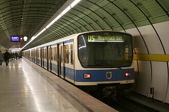 B-Wagen 571 als U5 im U-Bahnhof Odeonsplatz