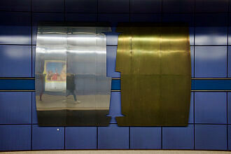Hintergleiswand im U-Bahnhof Brudermühlstraße mit Kunst­skulptur aus Metallblech von Cosy Piero