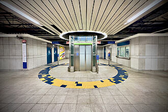 Lift im nördlichen Sperrengeschoss des U-Bahnhofs Brudermühlstraße