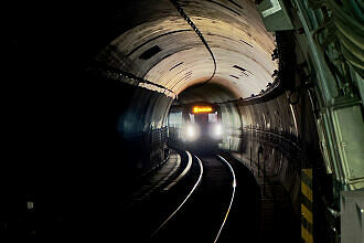 Streckentunnel nördlich des U-Bahnhof Böhmerwaldplatz mit wartendem C2-Zug