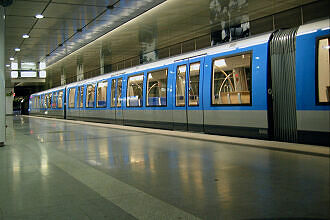 C-Zug 606 als U1 im U-Bahnhof Feldmoching