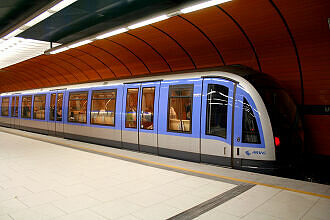 C-Zug 607 im U-Bahnhof Marienplatz