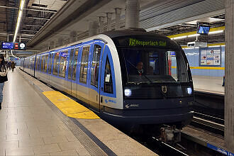 C-Zug 607 als U5 im U-Bahnhof Max-Weber-Platz