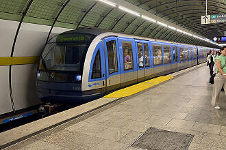 C-Zug 608 als U5 im U-Bahnhof Odeonsplatz