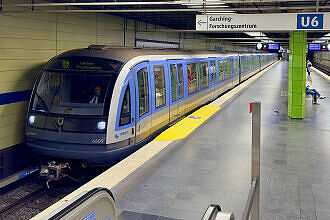 C-Zug 609 als U6 im U-Bahnhof Dietlindenstraße