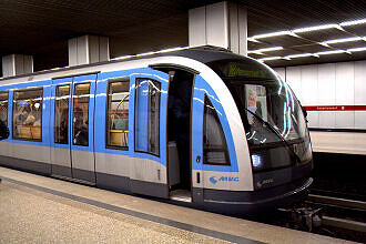 C-Zug 610 als U2 im U-Bahnhof Hauptbahnhof