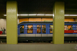 C-Zug 612 als U1 im U-Bahnhof Kolumbusplatz