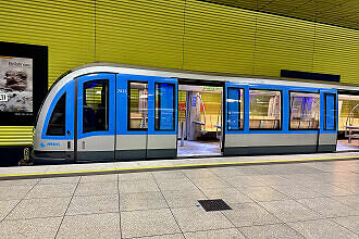 C-Wagen 613 als U3 im U-Bahnhof Münchner Freiheit