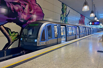 C-Zug 615 als U3 im U-Bahnhof Moosach