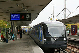 C-Zug 618 als U6 im U-Bahnhof Garching-Hochbrück