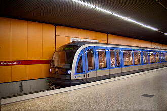 C-Zug 618 als U2 im U-Bahnhof Silberhornstraße