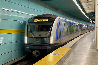 C2-Zug 703 als U4 im U-Bahnhof Böhmerwaldplatz