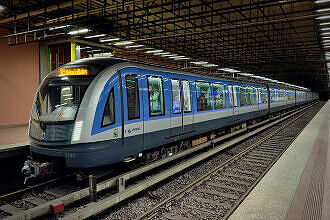 C2-Zug 703 als U6 im U-Bahnhof Implerstraße