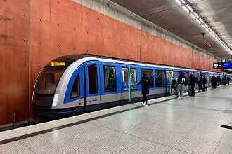 C2-Zug 706 als U2 im U-Bahnhof Messestadt West