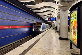 C2-Zug 707 als U2 im U-Bahnhof Am Hart