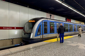 C2-Zug 707 als U2 im U-Bahnhof Königsplatz