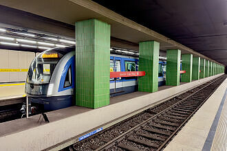 C2-Zug 708 als U2 im U-Bahnhof Innsbrucker Ring