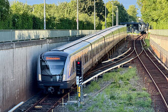 C2-Zug 709 kurz vor der Tunneleinfahrt südlich des U-Bahnhofs Studentenstadt als U6
