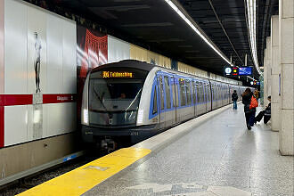 C2-Zug 713 als U2 im U-Bahnhof Königsplatz
