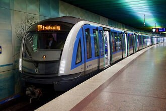 C2-Zug 715 als U6 im U-Bahnhof Klinikum Großhadern