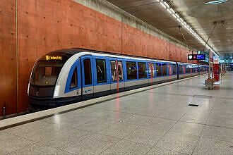 C2-Zug 716 als U2 im U-Bahnhof Messestadt West