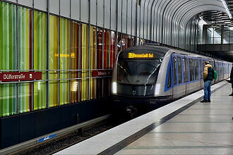 C2-Zug 717 als U2 im U-Bahnhof Dülferstraße